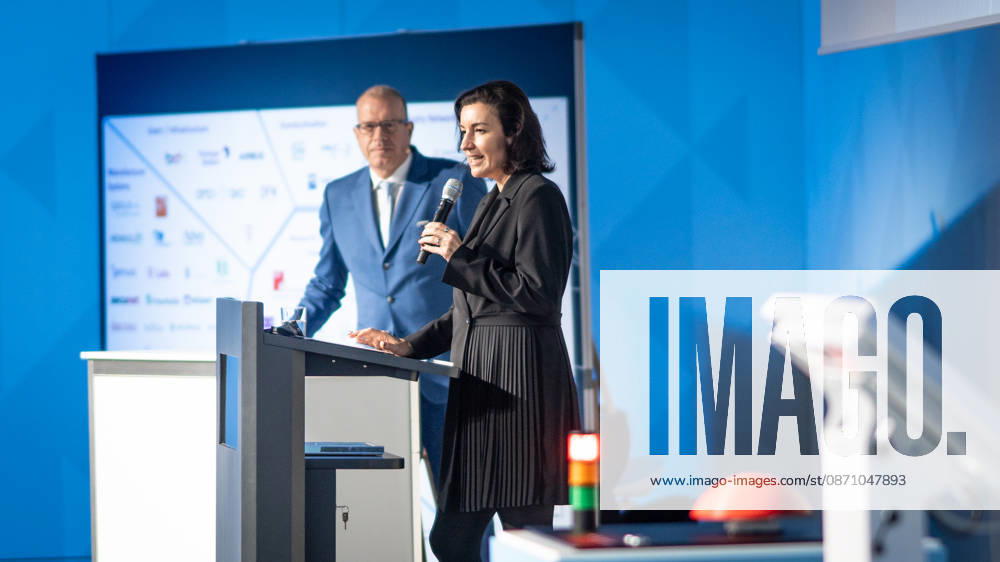 Dorothee Bär, Federal Minister for Research, Technology, and Space, and Andreas Tünnermann, Fraunhofer IOF, spokesperson for the QuNET Initiative, together on stage at the closing ceremony and presentation of the QuNET Initiative, a quantum communication network connecting Bavaria, Thuringia, and Berlin, Berlin, Germany, Futurium