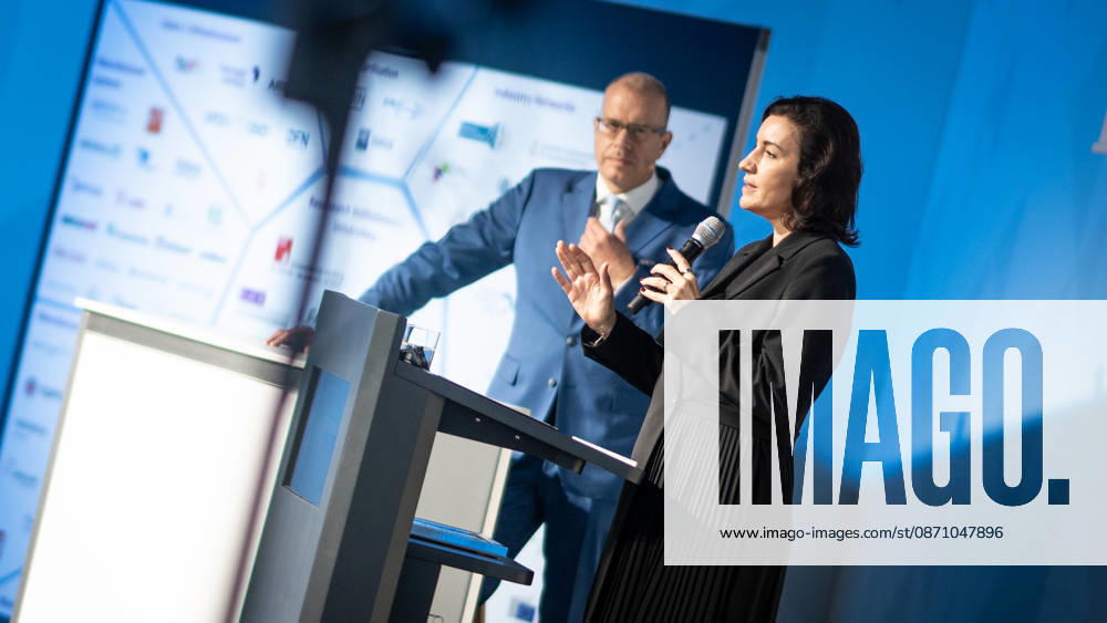 Dorothee Bär, Federal Minister for Research, Technology, and Space, and Andreas Tünnermann, Fraunhofer IOF, spokesperson for the QuNET Initiative, together on stage at the closing ceremony and presentation of the QuNET Initiative, a quantum communication network connecting Bavaria, Thuringia, and Berlin, Berlin, Germany, Futurium