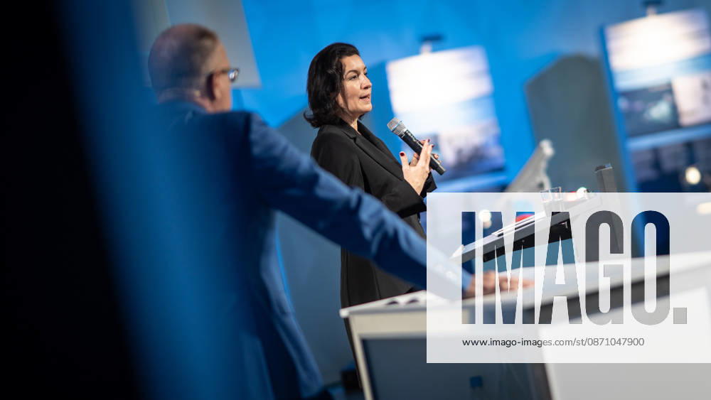 Dorothee Bär, Federal Minister for Research, Technology, and Space, and Andreas Tünnermann, Fraunhofer IOF, spokesperson for the QuNET Initiative, together on stage at the closing ceremony and presentation of the QuNET Initiative, a quantum communication network connecting Bavaria, Thuringia, and Berlin, Berlin, Germany, Futurium
