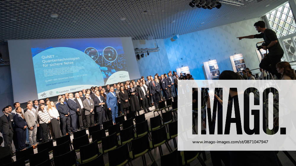 Group photo of the participants with Dorothee Bär, Federal Minister for Research, Technology, and Space, Andreas Tünnermann, Fraunhofer IOF, spokesperson for the QuNET Initiative, and Christoph Marquardt, FAU MPL, Scientific Director of the key experiment and the live demonstration; conclusion and presentat