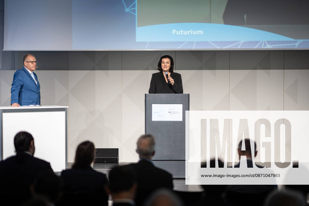Dorothee Bär, Federal Minister for Research, Technology, and Space, and Andreas Tünnermann, Fraunhofer IOF, spokesperson for the QuNET Initiative, together on stage at the closing ceremony and presentation of the QuNET Initiative, a quantum communication network connecting Bavaria, Thuringia, and Berlin, Berlin, Germany, Futurium