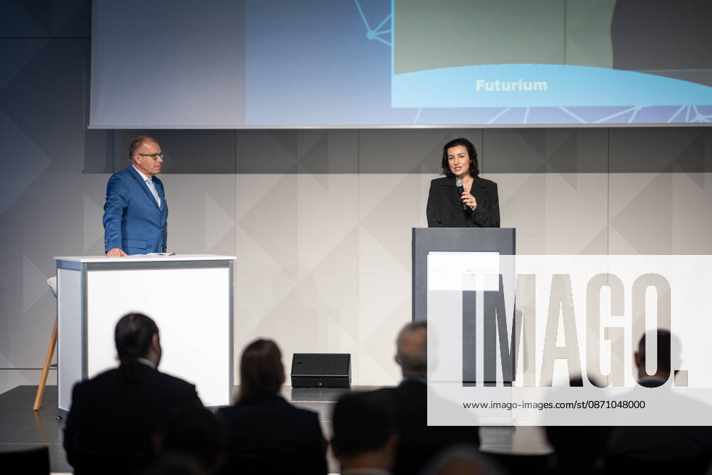 Dorothee Bär, Federal Minister for Research, Technology, and Space, and Andreas Tünnermann, Fraunhofer IOF, spokesperson for the QuNET Initiative, together on stage at the closing ceremony and presentation of the QuNET Initiative, a quantum communication network connecting Bavaria, Thuringia, and Berlin, Berlin, Germany, Futurium