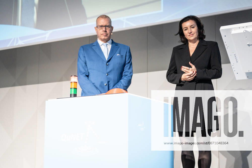 Dorothee Bär, Federal Minister for Research, Technology, and Space, and Andreas Tünnermann, Fraunhofer IOF, spokesperson for the QuNET Initiative, together on stage at the closing ceremony and presentation of the QuNET Initiative, a quantum communications network connecting Bavaria, Thuringia, and Berlin, Berlin, Germany, Futurium