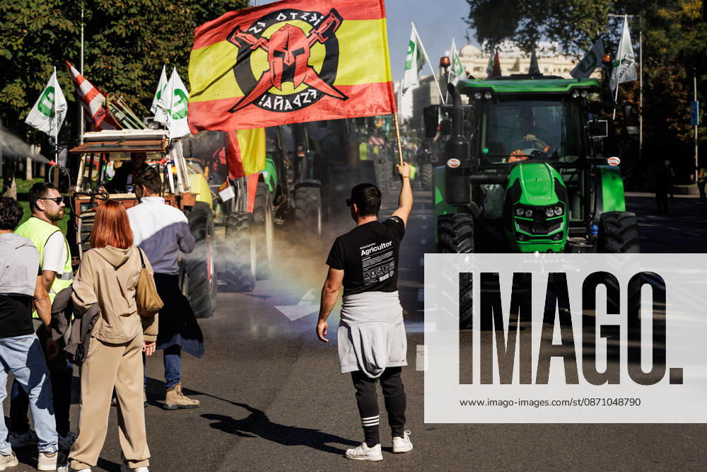 Nearly 500 tractors take to the streets of Madrid to demand a profitable agricultural sector. Tractors leaving the capital after the tractor rally was called off due to the train accident, on October 28, 2026, in Madrid, Spain. Nearly 500 tractors, accompanied by thousands of farmers and ranchers from all over Spain—called to action by Asaja, COAG, and Unión de Uniones, have taken to the streets of Madrid to demand urgent measures that guarantee the profitability of farms and the future of the countryside. October 28, 2026. Carlos Lujá, Madrid, Madrid, Spain