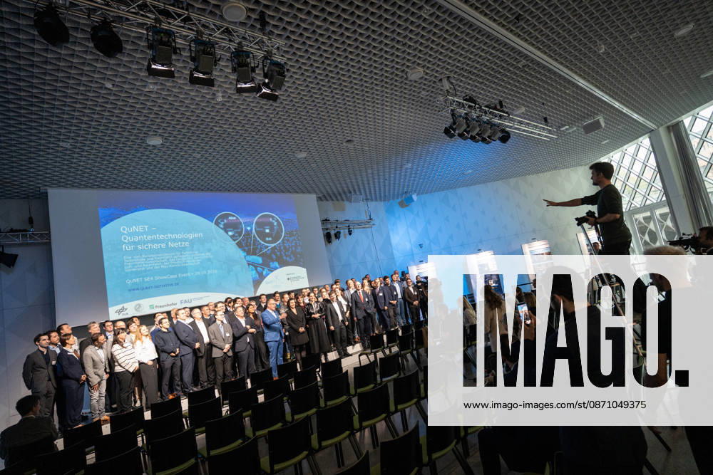 Group photo of the participants with Dorothee Bär, Federal Minister for Research, Technology, and Space, Andreas Tünnermann, Fraunhofer IOF, spokesperson for the QuNET Initiative, and Christoph Marquardt, FAU MPL, Scientific Director of the key experiment and the live demonstration; conclusion and presentat