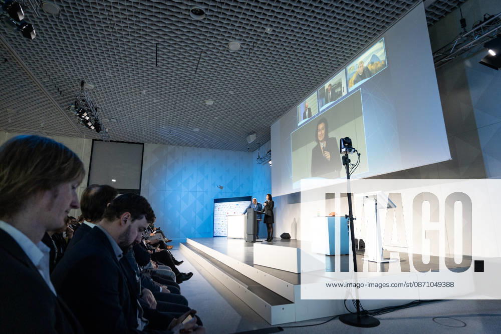Dorothee Bär, Federal Minister for Research, Technology, and Space, and Andreas Tünnermann, Fraunhofer IOF, spokesperson for the QuNET Initiative, together on stage at the closing ceremony and presentation of the QuNET Initiative, a quantum communication network connecting Bavaria, Thuringia, and Berlin, Berlin, Germany, Futurium