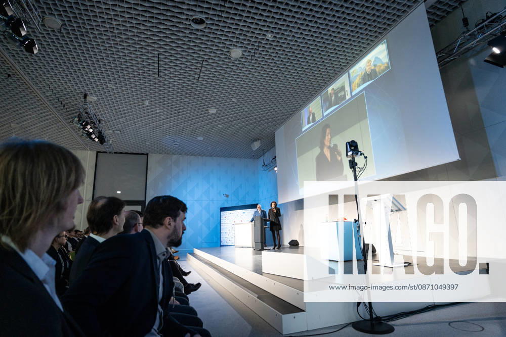 Dorothee Bär, Federal Minister for Research, Technology, and Space, and Andreas Tünnermann, Fraunhofer IOF, spokesperson for the QuNET Initiative, together on stage at the closing ceremony and presentation of the QuNET Initiative, a quantum communication network connecting Bavaria, Thuringia, and Berlin, Berlin, Germany, Futurium