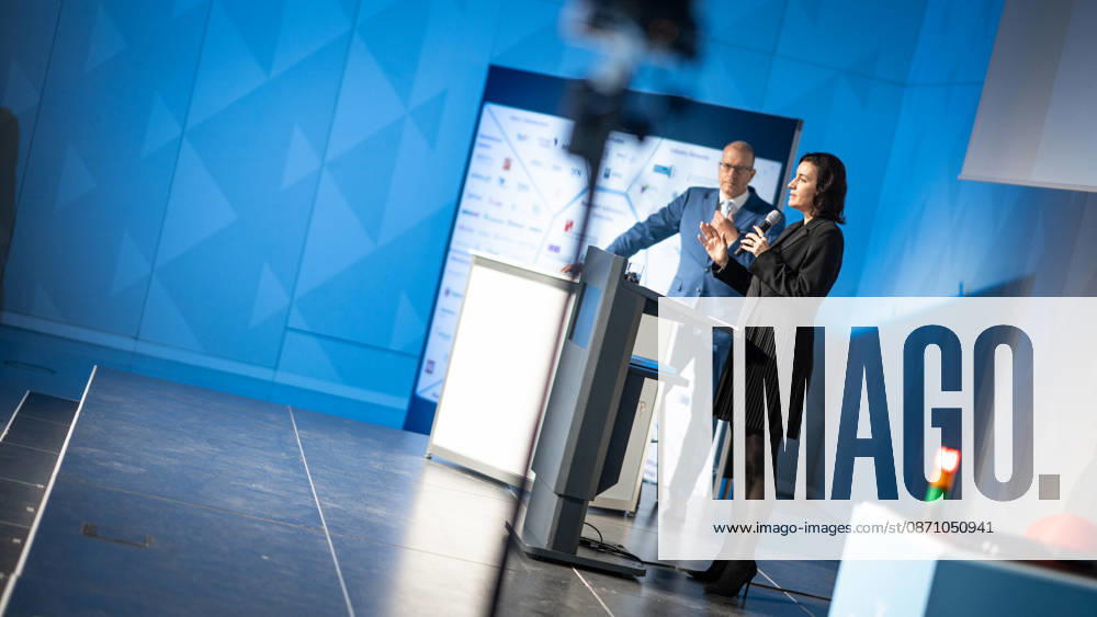 Dorothee Bär, Federal Minister for Research, Technology, and Space, and Andreas Tünnermann, Fraunhofer IOF, spokesperson for the QuNET Initiative, together on stage at the closing ceremony and presentation of the QuNET Initiative, a quantum communications network connecting Bavaria, Thuringia, and Berlin, Berlin, Germany, Futurium