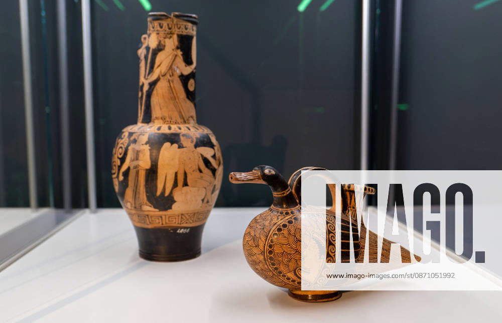 SMAC_Sonderausstellung_Etrusker 28.10.2026, Chemnitz, smac, Sonderausstellung 30.10.2026 29.03.2027 Mit der Ausstellung Die Etrusker. Götter, Gräber und Gelage zeigt das smac nach Pompeji und Herculaneum wieder ein Thema der Klassischen Antike. Doch dieses Mal und das macht es so reizvoll und spannend sind es nicht die allseits bekannten Römer, sondern mit den Etruskern eine Hochkultur, die bereits vor den Römern im italischen Raum Großes schuf. Die Etrusker wurden von den Römern Tusci und von den Griechen Tyrrhenoi genannt. Die Bezeichnungen leben bis heute als Toskana und Tyrrhenisches Meer weiter. Die Ausstellung illustriert mit hochkarätigen Leihgaben aus italienischen Museen die Geschichte, Handelsbeziehu