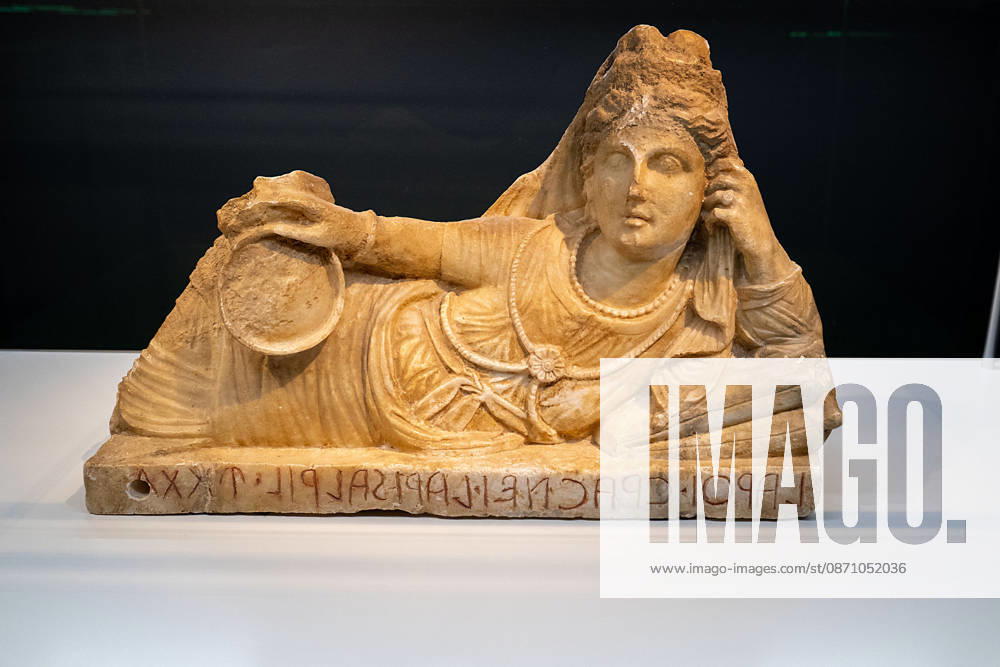 SMAC_Sonderausstellung_Etrusker 28.10.2026, Chemnitz, smac, Sonderausstellung 30.10.2026 29.03.2027 Mit der Ausstellung Die Etrusker. Götter, Gräber und Gelage zeigt das smac nach Pompeji und Herculaneum wieder ein Thema der Klassischen Antike. Doch dieses Mal und das macht es so reizvoll und spannend sind es nicht die allseits bekannten Römer, sondern mit den Etruskern eine Hochkultur, die bereits vor den Römern im italischen Raum Großes schuf. Die Etrusker wurden von den Römern Tusci und von den Griechen Tyrrhenoi genannt. Die Bezeichnungen leben bis heute als Toskana und Tyrrhenisches Meer weiter. Die Ausstellung illustriert mit hochkarätigen Leihgaben aus italienischen Museen die Geschichte, Handelsbeziehu