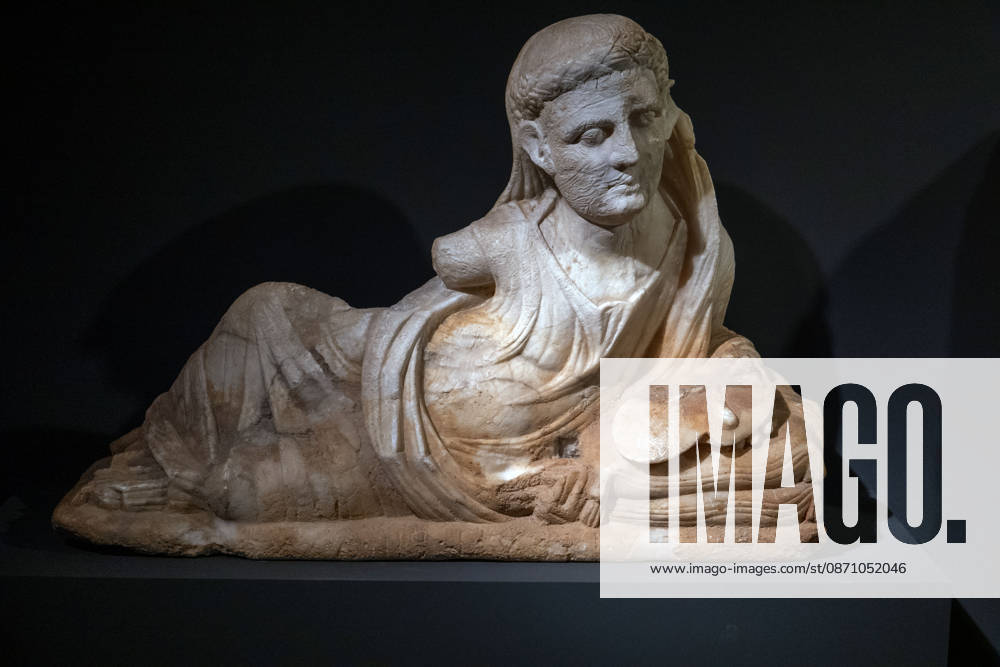 SMAC_Sonderausstellung_Etrusker 28.10.2026, Chemnitz, smac, Sonderausstellung 30.10.2026 29.03.2027 Mit der Ausstellung Die Etrusker. Götter, Gräber und Gelage zeigt das smac nach Pompeji und Herculaneum wieder ein Thema der Klassischen Antike. Doch dieses Mal und das macht es so reizvoll und spannend sind es nicht die allseits bekannten Römer, sondern mit den Etruskern eine Hochkultur, die bereits vor den Römern im italischen Raum Großes schuf. Die Etrusker wurden von den Römern Tusci und von den Griechen Tyrrhenoi genannt. Die Bezeichnungen leben bis heute als Toskana und Tyrrhenisches Meer weiter. Die Ausstellung illustriert mit hochkarätigen Leihgaben aus italienischen Museen die Geschichte, Handelsbeziehu
