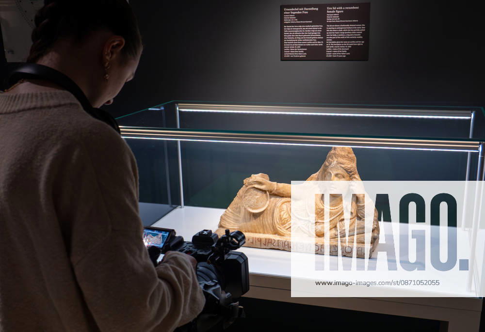 SMAC_Sonderausstellung_Etrusker 28.10.2026, Chemnitz, smac, Sonderausstellung 30.10.2026 29.03.2027 Mit der Ausstellung Die Etrusker. Götter, Gräber und Gelage zeigt das smac nach Pompeji und Herculaneum wieder ein Thema der Klassischen Antike. Doch dieses Mal und das macht es so reizvoll und spannend sind es nicht die allseits bekannten Römer, sondern mit den Etruskern eine Hochkultur, die bereits vor den Römern im italischen Raum Großes schuf. Die Etrusker wurden von den Römern Tusci und von den Griechen Tyrrhenoi genannt. Die Bezeichnungen leben bis heute als Toskana und Tyrrhenisches Meer weiter. Die Ausstellung illustriert mit hochkarätigen Leihgaben aus italienischen Museen die Geschichte, Handelsbeziehu