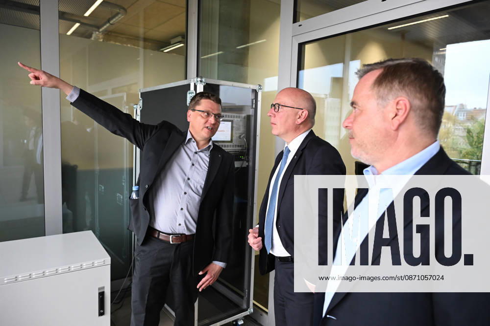 Quantum Communication Network Activated in Berlin BERLIN, GERMANY – OCTOBER 28: Berlin’s Governing Mayor Kai Wegner, FSO Team Leader Nino Walentar, and Head of the Institute Thomas Wiegand, participate in the activation of a cross-state quantum communication network connecting Bavaria, Thuringia and Berlin at the Fraunhofer Heinrich Hertz Institute (HHI) in Berlin, Germany, on October 28, 2026. The live demonstration marks the culmination of the seven-year QuNET research initiative, which develops highly secure communication systems based on quantum technologies. Volodymyr Sindieiev Anadolu Berlin Germany. Editorial use only. Please get in touch for any other usage.