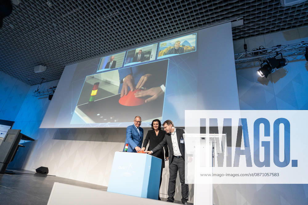 Dorothee Bär, Federal Minister of Research; Andreas Tünnermann, Fraunhofer IOF, spokesperson for the QuNET Initiative (on the left in the photo); and Christoph Marquardt, FAU MPL, Scientific Director of the key experiment and the live demonstration, press the red button buzz