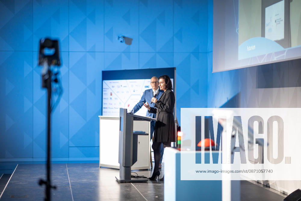 Dorothee Bär, Federal Minister for Research, Technology, and Space, and Andreas Tünnermann, Fraunhofer IOF, spokesperson for the QuNET Initiative, together on stage at the closing ceremony and presentation of the QuNET Initiative, a quantum communications network connecting Bavaria, Thuringia, and Berlin, Berlin, Germany, Futurium