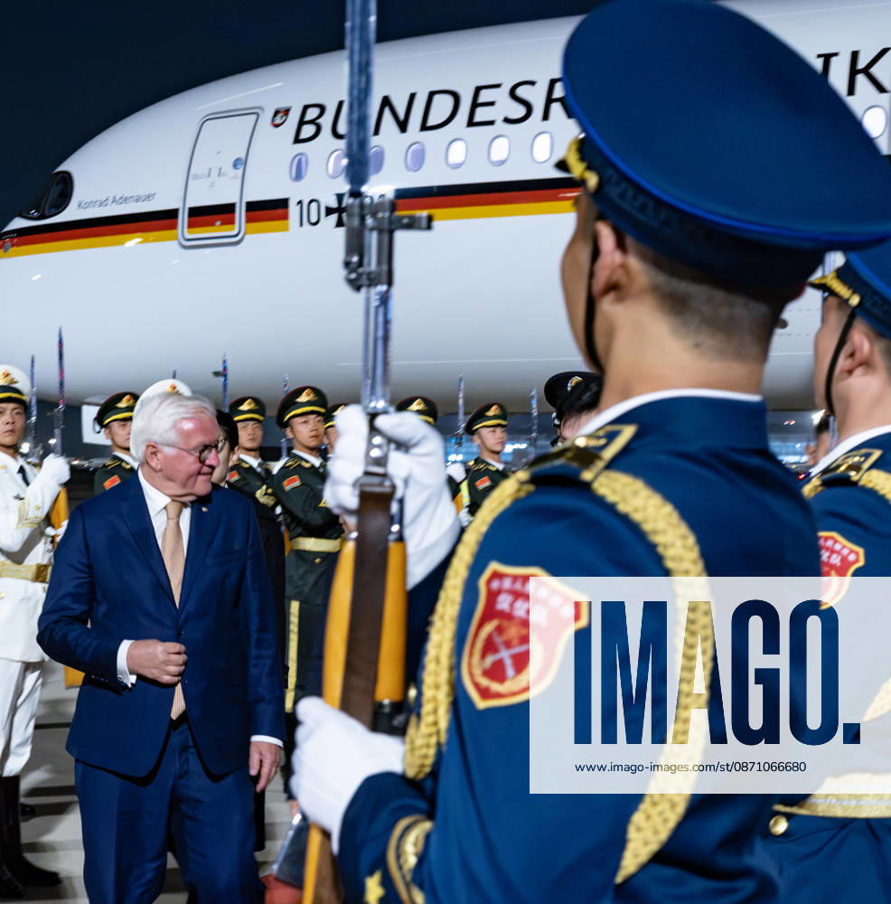 Federal President and Military in China, October 28, 2026, China, Beijing, Presidential Air Service, Departure of Federal President Frank Walter Steinmeier and Elke Buedenbender for China on a flight from Hefei to Beijing, where they were greeted by the Chinese military and an honor guard representing all branches of the armed forces at the Presidential Air Service aircraft, Beijing, Beijing, China