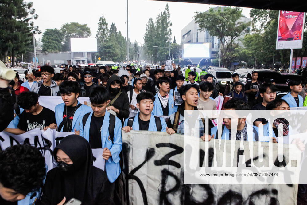 Students stage a protest to commemorate the 98th Youth Pledge Day in front of the West Java Regional House of Representatives (DPRD) building in Bandung, West Java, Indonesia. During the demonstration, protesters called for forest and land fires to be declared a national disaster, demanded transparency in the budget allocation for the Free Nutritious Meals (MBG) program, and urged the government to address social welfare issues. Bandung Indonesia - ZUMAa305 20261028_zip_a305_001