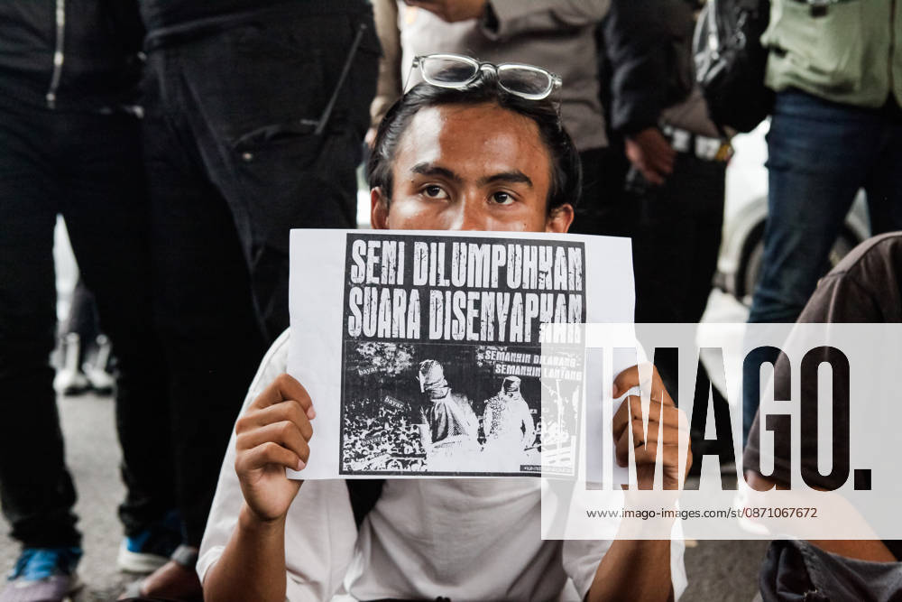 Students stage a protest to commemorate the 98th Youth Pledge Day in front of the West Java Regional House of Representatives (DPRD) building in Bandung, West Java, Indonesia. During the demonstration, protesters called for forest and land fires to be declared a national disaster, demanded transparency in the budget allocation for the Free Nutritious Meals (MBG) program, and urged the government to address social welfare issues. Bandung Indonesia - ZUMAa305 20261028_zip_a305_010