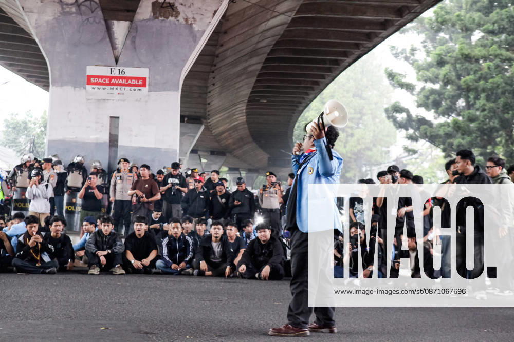 Students stage a protest to commemorate the 98th Youth Pledge Day in front of the West Java Regional House of Representatives (DPRD) building in Bandung, West Java, Indonesia. During the demonstration, protesters called for forest and land fires to be declared a national disaster, demanded transparency in the budget allocation for the Free Nutritious Meals (MBG) program, and urged the government to address social welfare issues. Bandung Indonesia - ZUMAa305 20261028_zip_a305_011