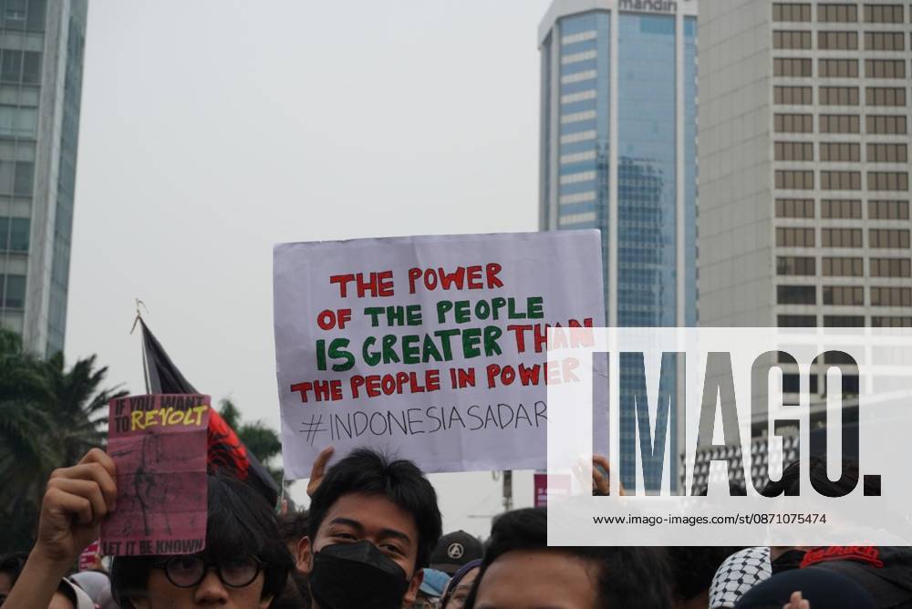 JAKARTA, INDONESIA, OCTOBER 28, 2026: University students and civil society groups demonstrate at the Hotel Indonesia roundabout (Bundaran HI) in Jakarta on Youth Pledge Day. Protesters call for forest and land fires to be declared a national disaster, a review of state spending, affordable education and the protection of civil liberties. Jakarta Indonesia - ZUMAq101 20261028_zna_q101_094