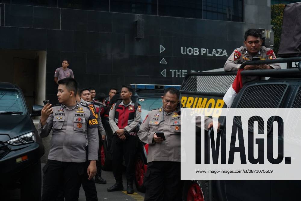 JAKARTA, INDONESIA, OCTOBER 28, 2026: University students and civil society groups demonstrate at the Hotel Indonesia roundabout (Bundaran HI) in Jakarta on Youth Pledge Day. Protesters call for forest and land fires to be declared a national disaster, a review of state spending, affordable education and the protection of civil liberties. Jakarta Indonesia - ZUMAq101 20261028_zna_q101_101