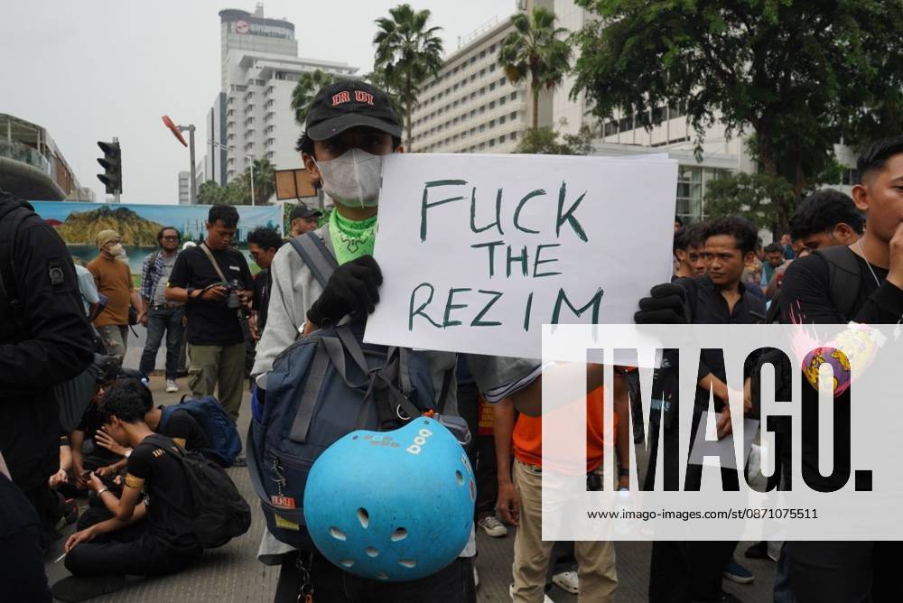 JAKARTA, INDONESIA, OCTOBER 28, 2026: University students and civil society groups demonstrate at the Hotel Indonesia roundabout (Bundaran HI) in Jakarta on Youth Pledge Day. Protesters call for forest and land fires to be declared a national disaster, a review of state spending, affordable education and the protection of civil liberties. Jakarta Indonesia - ZUMAq101 20261028_zna_q101_102