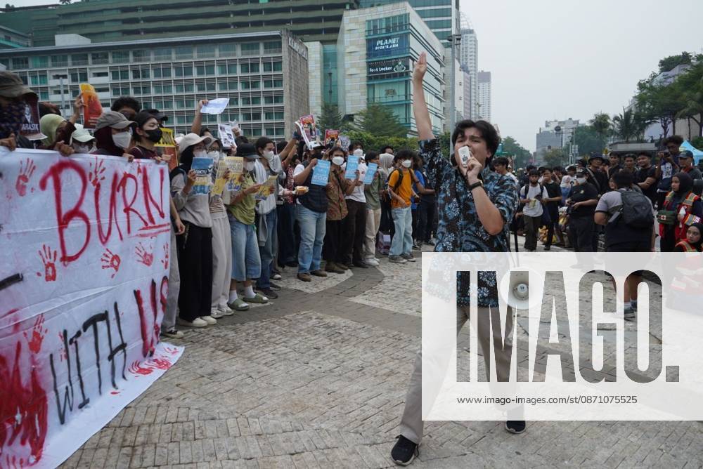 JAKARTA, INDONESIA, OCTOBER 28, 2026: University students and civil society groups demonstrate at the Hotel Indonesia roundabout (Bundaran HI) in Jakarta on Youth Pledge Day. Protesters call for forest and land fires to be declared a national disaster, a review of state spending, affordable education and the protection of civil liberties. Jakarta Indonesia - ZUMAq101 20261028_zna_q101_096