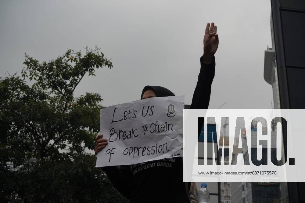 JAKARTA, INDONESIA, OCTOBER 28, 2026: University students and civil society groups demonstrate at the Hotel Indonesia roundabout (Bundaran HI) in Jakarta on Youth Pledge Day. Protesters call for forest and land fires to be declared a national disaster, a review of state spending, affordable education and the protection of civil liberties. Jakarta Indonesia - ZUMAq101 20261028_zna_q101_103