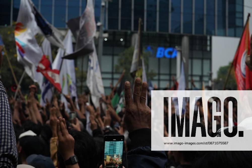 JAKARTA, INDONESIA, OCTOBER 28, 2026: University students and civil society groups demonstrate at the Hotel Indonesia roundabout (Bundaran HI) in Jakarta on Youth Pledge Day. Protesters call for forest and land fires to be declared a national disaster, a review of state spending, affordable education and the protection of civil liberties. Jakarta Indonesia - ZUMAq101 20261028_zna_q101_109