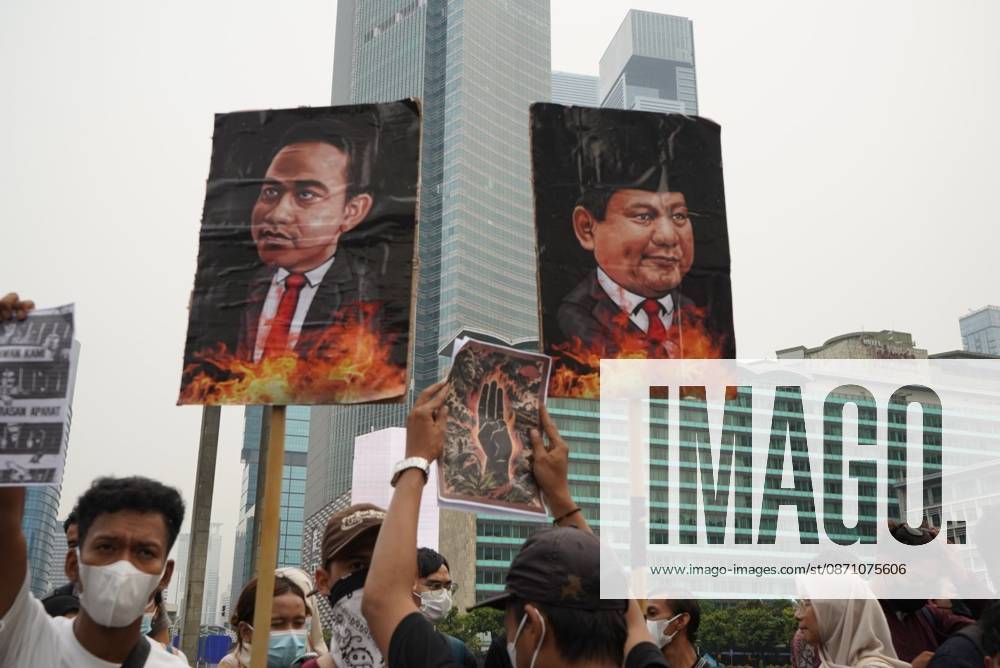 JAKARTA, INDONESIA, OCTOBER 28, 2026: University students and civil society groups demonstrate at the Hotel Indonesia roundabout (Bundaran HI) in Jakarta on Youth Pledge Day. Protesters call for forest and land fires to be declared a national disaster, a review of state spending, affordable education and the protection of civil liberties. Jakarta Indonesia - ZUMAq101 20261028_zna_q101_114