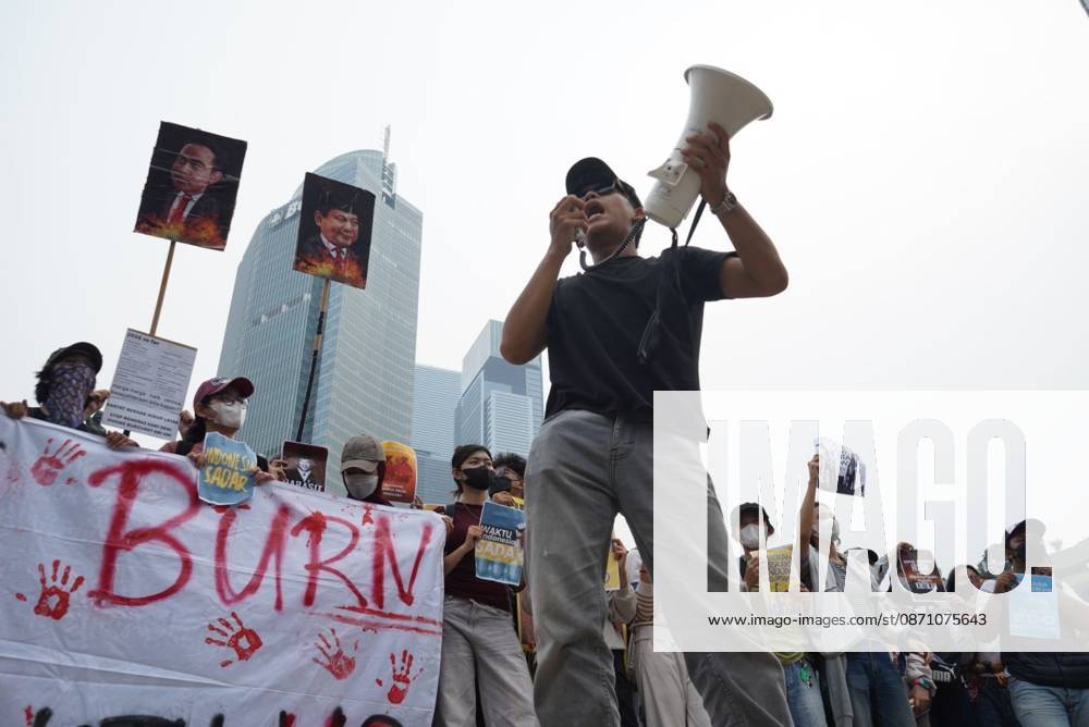 JAKARTA, INDONESIA, OCTOBER 28, 2026: University students and civil society groups demonstrate at the Hotel Indonesia roundabout (Bundaran HI) in Jakarta on Youth Pledge Day. Protesters call for forest and land fires to be declared a national disaster, a review of state spending, affordable education and the protection of civil liberties. Jakarta Indonesia - ZUMAq101 20261028_zna_q101_117