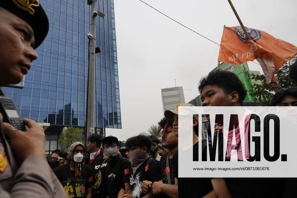 University students take part in a protest near the Thamrin area in Jakarta, Demonstrators gather in the city center carrying banners and placards, while police officers maintain a line around the crowd. Jakarta Indonesia - ZUMAm265 20261028_zip_m265_003
