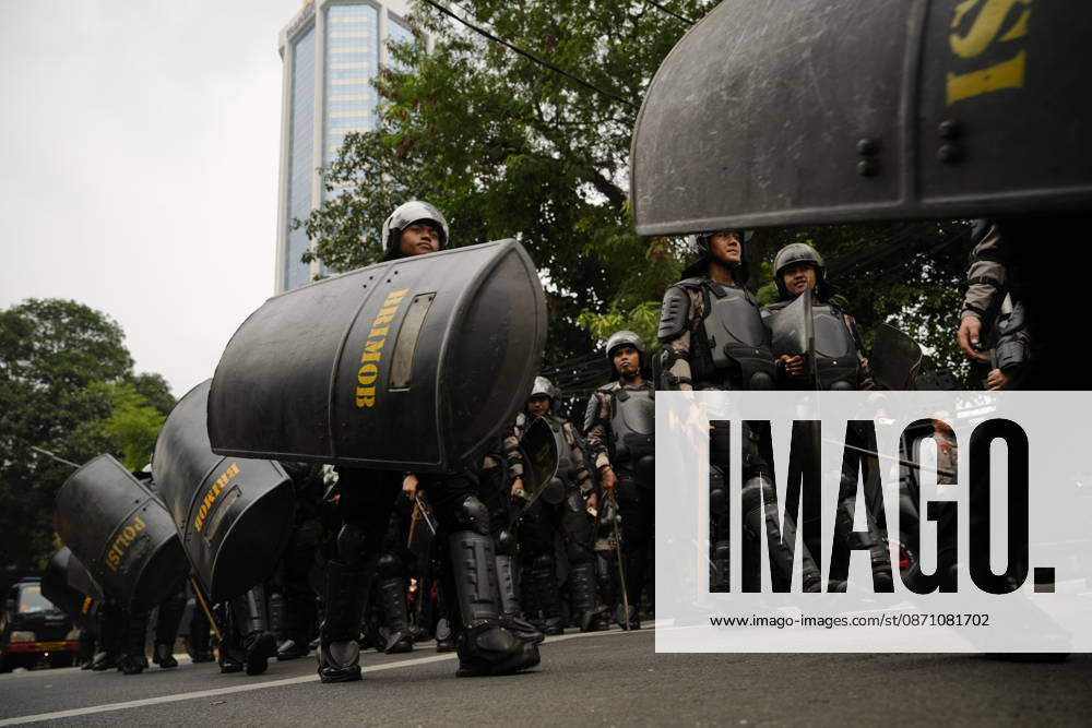 Indonesian police officers in riot gear carry protective shields during a student demonstration in Jakarta Jakarta Indonesia - ZUMAm265 20261028_zip_m265_006