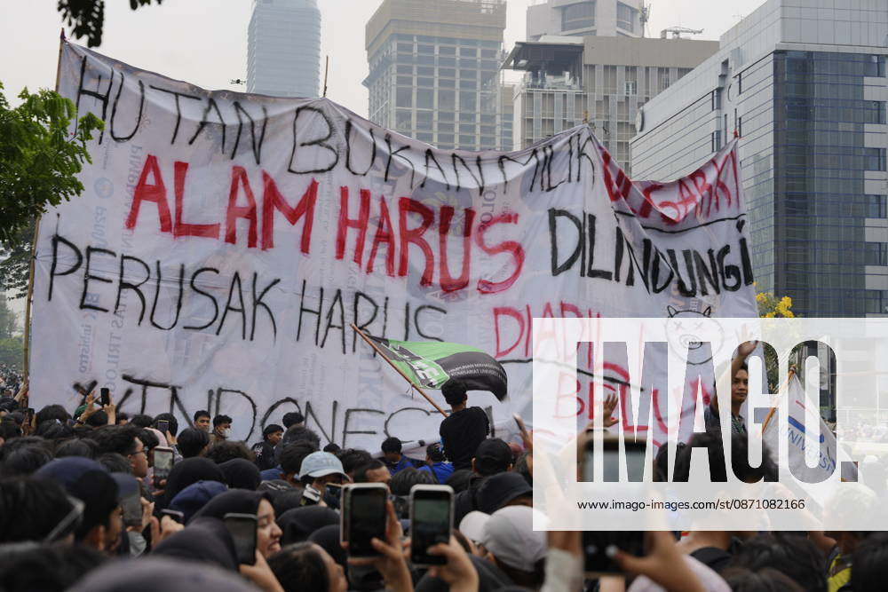 Indonesian students gather behind a large protest banner bearing messages criticizing environmental damage during a demonstration in Jakarta Jakarta Indonesia - ZUMAm265 20261028_zip_m265_008