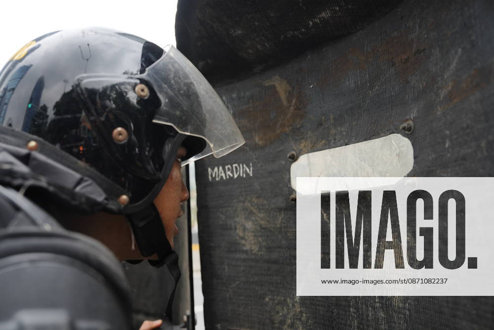 An Indonesian police officer is seen behind a scratched protective face shield as student protesters gather during a demonstration at Bundaran HI Jakarta Indonesia - ZUMAm265 20261028_zip_m265_012