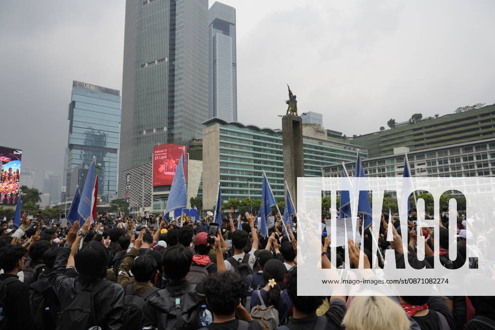 University students take part in a protest near the Thamrin area in Jakarta, Demonstrators gather in the city center carrying banners and placards, while police officers maintain a line around the crowd. Jakarta Indonesia - ZUMAm265 20261028_zip_m265_016