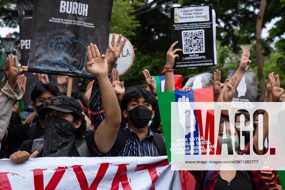 YOGYAKARTA, INDONESIA, OCTOBER 28, 2026: Students demonstrate at the Kilometer Zero intersection in Yogyakarta, criticizing the first two years of President Prabowo Subianto and Vice President Gibran Rakabuming Rakas administration. Protesters demand lower prices for basic necessities, access to quality education, a review of public spending and an end to militarization in civilian spaces. They also call for forest and land fires to be declared a national disaster. Yogyakarta Indonesia - ZUMAq101 20261028_zna_q101_141