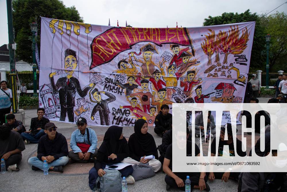 YOGYAKARTA, INDONESIA, OCTOBER 28, 2026: Students demonstrate at the Kilometer Zero intersection in Yogyakarta, criticizing the first two years of President Prabowo Subianto and Vice President Gibran Rakabuming Rakas administration. Protesters demand lower prices for basic necessities, access to quality education, a review of public spending and an end to militarization in civilian spaces. They also call for forest and land fires to be declared a national disaster. Yogyakarta Indonesia - ZUMAq101 20261028_zna_q101_167