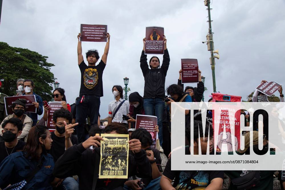 Yogyakarta students protest government policies YOGYAKARTA, INDONESIA, OCTOBER 28, 2026: Students demonstrate at the Kilometer Zero intersection in Yogyakarta, criticizing the first two years of President Prabowo Subianto and Vice President Gibran Rakabuming Rakas administration. Protesters demand lower prices for basic necessities, access to quality education, a review of public spending and an end to militarization in civilian spaces. They also call for forest and land fires to be declared a national disaster. Yogyakarta Indonesia
