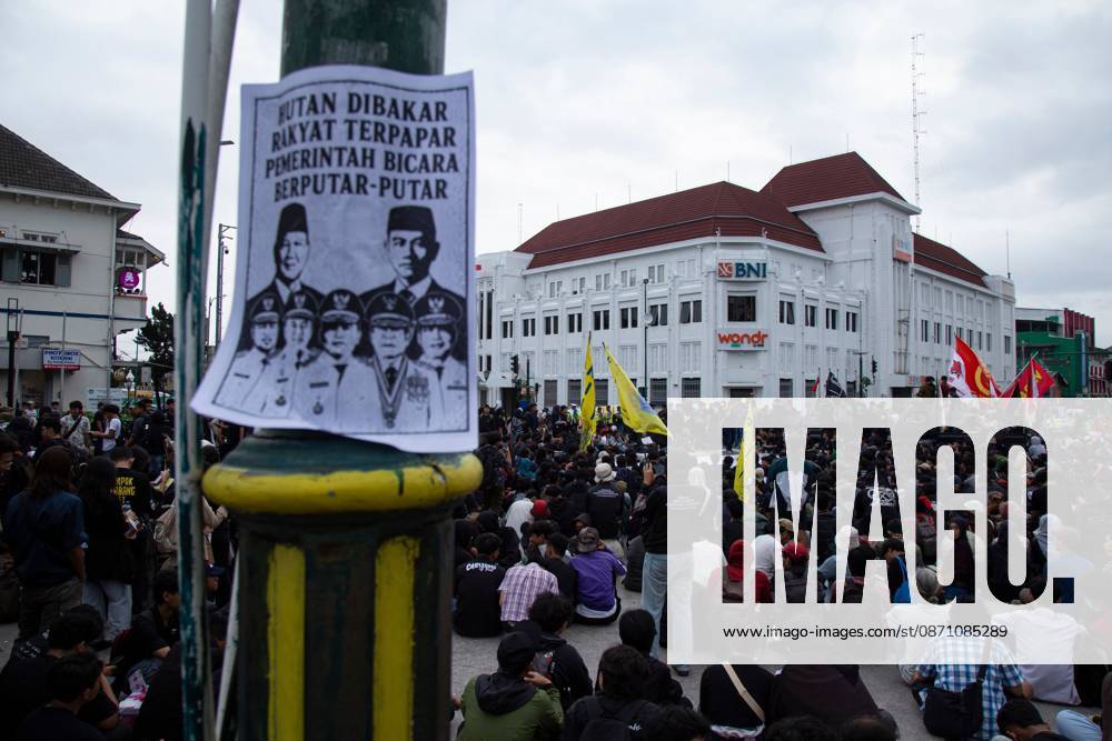 Yogyakarta students protest government policies YOGYAKARTA, INDONESIA, OCTOBER 28, 2026: Students demonstrate at the Kilometer Zero intersection in Yogyakarta, criticizing the first two years of President Prabowo Subianto and Vice President Gibran Rakabuming Rakas administration. Protesters demand lower prices for basic necessities, access to quality education, a review of public spending and an end to militarization in civilian spaces. They also call for forest and land fires to be declared a national disaster. Yogyakarta Indonesia
