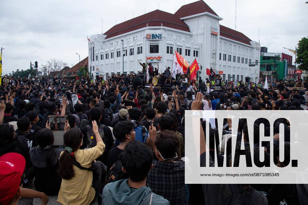 Yogyakarta students protest government policies YOGYAKARTA, INDONESIA, OCTOBER 28, 2026: Students demonstrate at the Kilometer Zero intersection in Yogyakarta, criticizing the first two years of President Prabowo Subianto and Vice President Gibran Rakabuming Rakas administration. Protesters demand lower prices for basic necessities, access to quality education, a review of public spending and an end to militarization in civilian spaces. They also call for forest and land fires to be declared a national disaster. Yogyakarta Indonesia