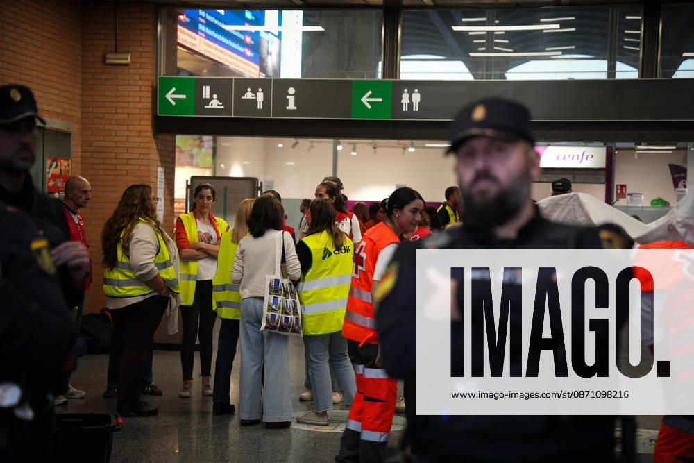 Madrid-Andalusia High-Speed Line Suspended Due to the Urda Toledo Accident. Passengers on the trains arrive in Córdoba following the rail accident in Urda Toledo, which has forced the suspension of service on the Madrid-Andalusia high-speed line. October 28, 2026, in Córdoba, Andalusia, Spain. Initial indications regarding the railway accident between Mora and Urda Toledo, which occurred shortly before 9:00 a.m. this Wednesday, suggest that a Renfe AVE may have struck an Iryo train from behind, causing two cars of the Iryo train to derail. October 28, 2026 María José Ló Córdoba, Andalusia, Spain