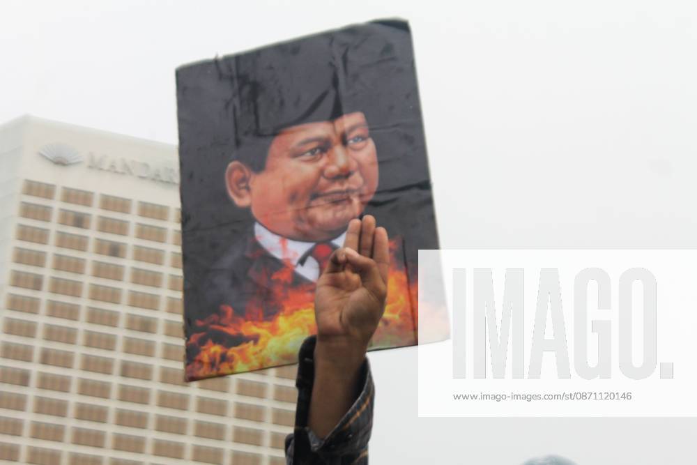 Indonesians protest government policies JAKARTA, INDONESIA - OCTOBER 28, 2026: Several students stage a protest in Jakarta, Indonesia, on October 28, 2026. Hundreds of students took to the streets, calling on the government to declare wildfires and haze a national disaster, improve oversight of state budget spending, and reduce fuel and staple food prices. Jakarta Indonesia
