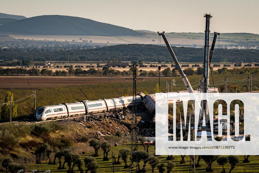 Work in Urda is intensifying after a night in which more than 500 people were on the job. Derailed railcars at the site of the train accident in Urda, October 29, 2026, in Urda, Toledo, Castilla-La Mancha, Spain. The early hours of the day are being used in the vicinity of the old Urda station to intensify efforts to remove the train cars that collided head-on nearly 24 hours ago at the old Urda station, resulting, currently, according to official figures, 68 dead and more than a hundred injured, distributed among hospitals in Albacete, Toledo, Ciudad Real, and Madrid. Throughout the night, more than 500 people remained at the accident site, including firefighters, members of the Military Emergency Unit, medical personnel, and members of t