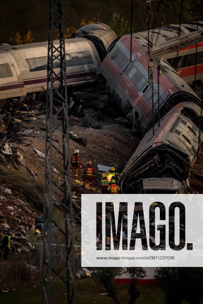 Work in Urda is intensifying after a night in which more than 500 people were on the job. Members of the UME are working on the derailed train cars at the site of the train accident in Urda on October 29, 2026, in Urda, Toledo, Castilla-La Mancha, Spain. The early hours of the day are being used in the vicinity of the old Urda station to intensify efforts to remove the train cars that collided head-on nearly 24 hours ago at the old Urda station, resulting, so far, according to official figures, of 68 dead and more than a hundred injured, who have been taken to hospitals in Albacete, Toledo, Ciudad Real, and Madrid. Throughout the night, more than 500 people remained at the accident site, including firefighters, members of the Military Emer