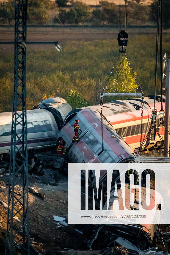 Work in Urda is intensifying after a night in which more than 500 people were on the job. Members of the UME are working on the derailed train cars at the site of the train accident in Urda on October 29, 2026, in Urda, Toledo, Castilla-La Mancha, Spain. The early hours of the day are being used in the vicinity of the old Urda station to intensify efforts to remove the train cars that collided head-on nearly 24 hours ago at the old Urda station, resulting, so far, according to official figures, of 68 dead and more than a hundred injured, who have been taken to hospitals in Albacete, Toledo, Ciudad Real, and Madrid. Throughout the night, more than 500 people remained at the accident site, including firefighters, members of the Military Emer
