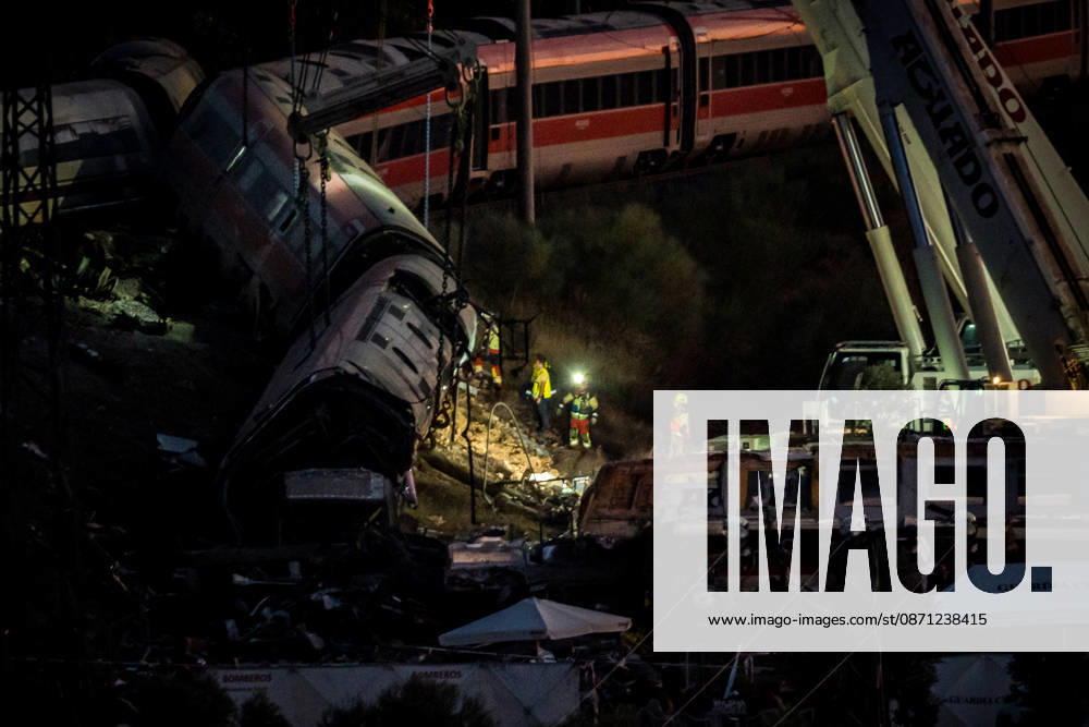 Work in Urda is intensifying after a night in which more than 500 people were on the job. Several crews are working on the derailed train cars at the site of the train accident in Urda on October 29, 2026, in Urda, Toledo, Castilla-La Mancha, Spain. The early hours of the day are being used in the vicinity of the old Urda station to intensify efforts to remove the train cars that collided head-on nearly 24 hours ago at the old Urda station, resulting, so far, according to official figures, of 68 dead and more than a hundred injured, who have been taken to hospitals in Albacete, Toledo, Ciudad Real, and Madrid. Throughout the night, more than 500 people remained at the accident site, including firefighters, members of the Military Emergency