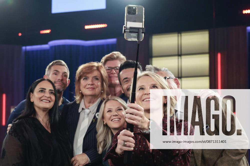 Gamze Kubasik, Micky Beisenherz, Christine Westermann, Mr. Schröder, Miriam Neureuther, Giovanni Zarrella, Susan Link, and Götz Alsmann during the taping of the WDR talk show *Kölner Treff* at WDR Studio BS 3 in Cologne, October 29, 2026 Foto:xR.xSchmiegeltx xFuturexImagex koelner_treff2910_6006