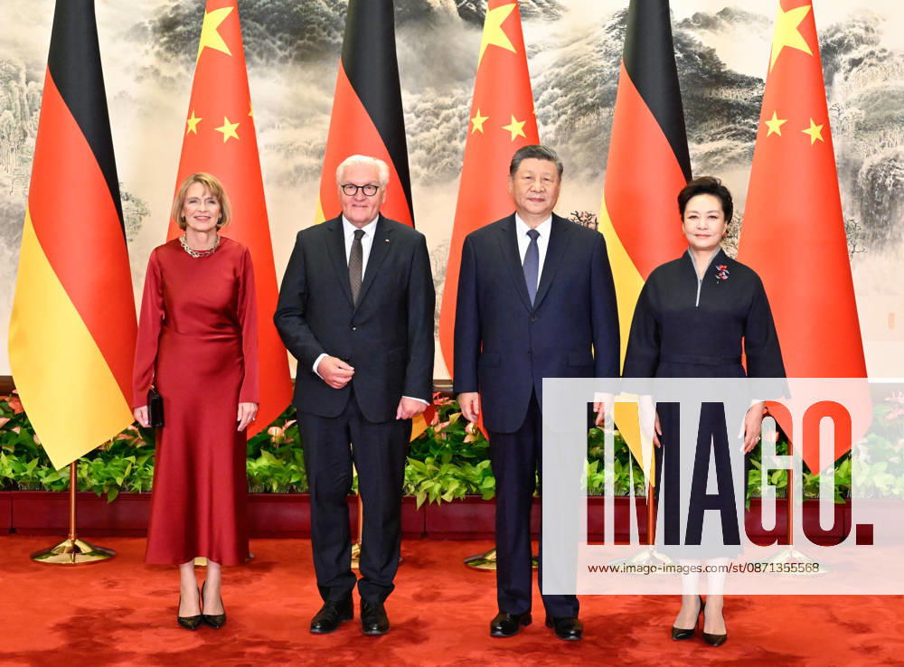 (261030) -- BEIJING, Oct. 30, 2026 -- Chinese President Xi Jinping and his wife Peng Liyuan pose for a group photo with German President Frank-Walter Steinmeier and his wife Elke Budenbender prior to the talks between Xi and Steinmeier at the Great Hall of the People in Beijing, capital of China, Oct. 30, 2026. Xi held talks with Steinmeier, who is on a state visit to China, in Beijing on Friday. ) CHINA-BEIJING-XI JINPING-GERMAN PRESIDENT-TALKS (CN) ShenxHong
