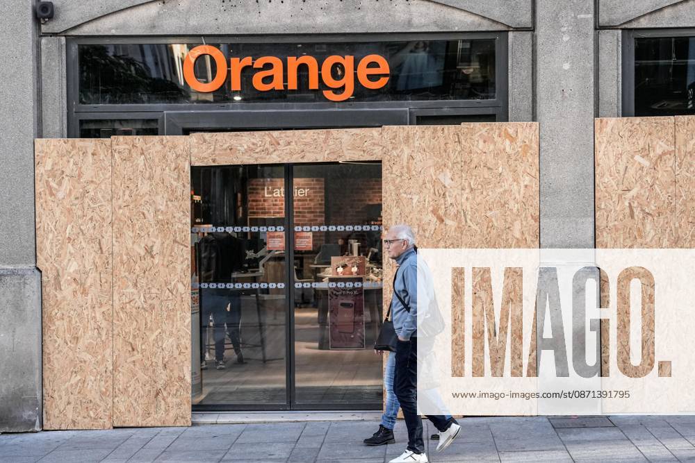 Shopkeepers board up windows ahead of planned protests in Nancy NANCY, FRANCE - OCTOBER 30: Merchants reinforce store windows with wooden boarding and protective security barriers in downtown Nancy, France, on October 30, 2026. Local business owners and merchants heavily fortified their storefronts across the city center following previous riots and looting, bracing for potential violence and property destruction ahead of scheduled demonstrations over the weekend. Muhammed Said Tako Anadolu Nancy France. Editorial use only. Please get in touch for any other usage.